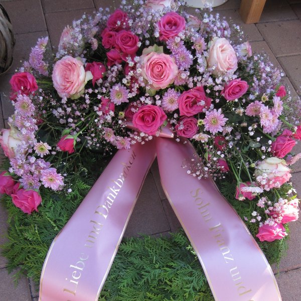 Trauerkranz Kopfgarnierung mit rosa Rosen Bild 1