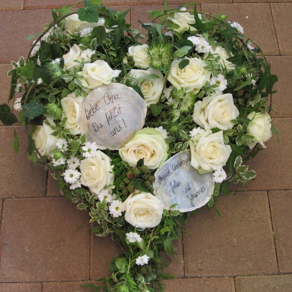 Trauerherz mit weißen Rosen Bild 1