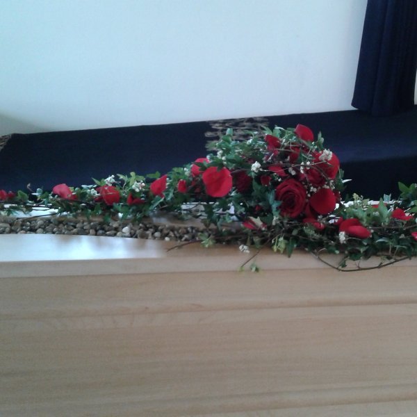 Sargschmuck mit  roten Rosen Bild 2